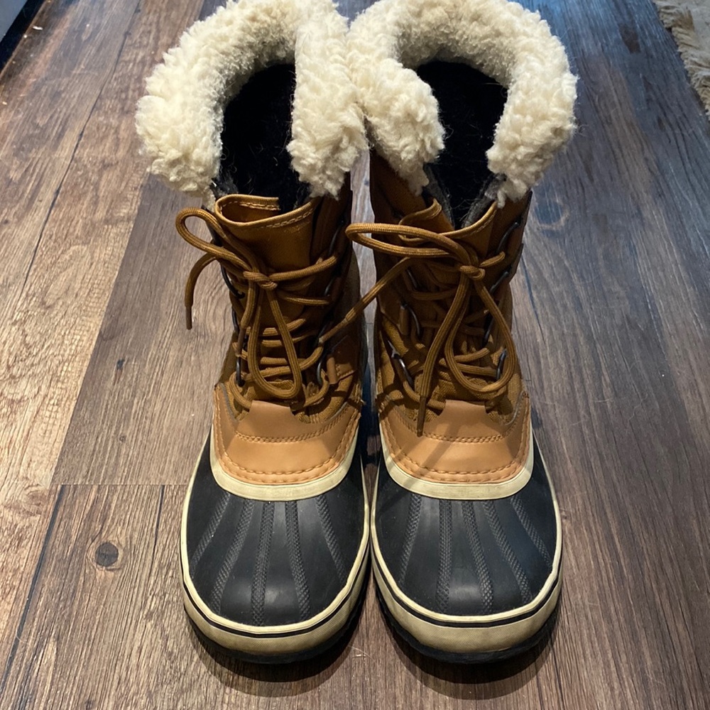 Womens 8.5 Sorel snow boots—run a little big